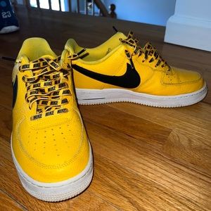 Men’s Nike Air Force 1 Low Yellow Black Statement Game Sneakers size 8.5